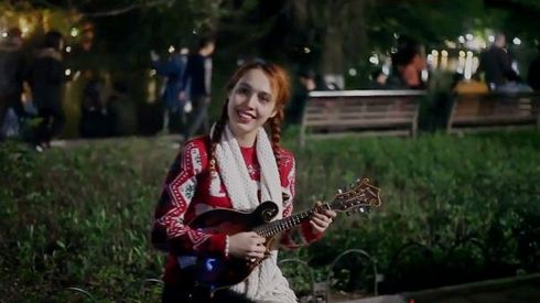 Clip: Cô gái nước ngoài solo đàn ukulele 'cực chất' trong đêm Giáng sinh