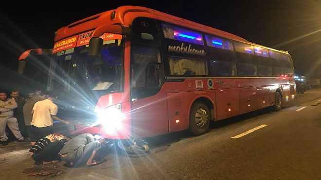 Xe khách kéo lê xe máy hàng chục mét, 2 công nhân tử vong thương tâm