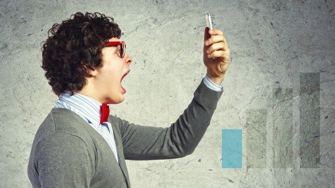 Khi sóng yếu ai cũng giơ điện thoại lên cao, nhưng sự thật nó chẳng có ích gì