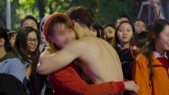 Cởi trần khoe body 6 múi để mọi người ôm free: Sự kiện gắn kết yêu thương hay là một trò lố?