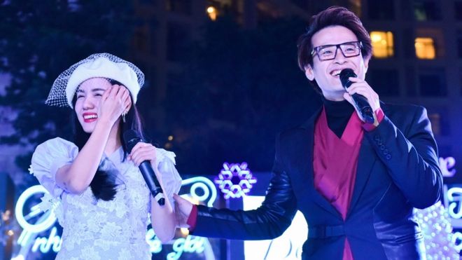 Thấy Phương Ly gặp vấn đề âm thanh, Hà Anh Tuấn mời song ca để 'cứu nguy'