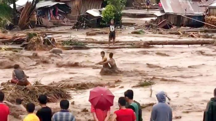 Bị lũ cuốn trôi 900 km, cô gái được giải cứu đúng Giáng sinh sau 4 ngày lênh đênh trên biển