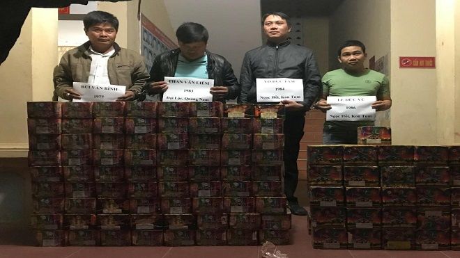 Bắt 4 gã đàn ông vận chuyển hơn nửa tấn pháo hoa chất đầy xe bán tải