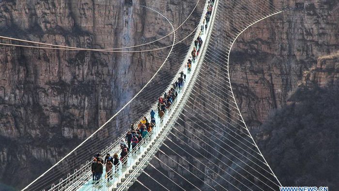 Chiêm ngưỡng hình ảnh kỳ vĩ của cầu kính dài nhất thế giới