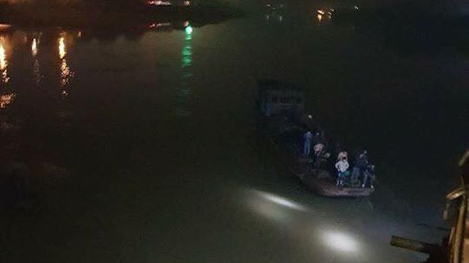 Tai nạn hy hữu: Đang đỗ trong sân quán, ô tô bất ngờ lao xuống sông khiến 2 người tử vong