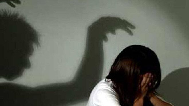 Bắt đối tượng khống chế đưa nạn nhân vào bãi cỏ bên đường hiếp dâm, cướp tài sản