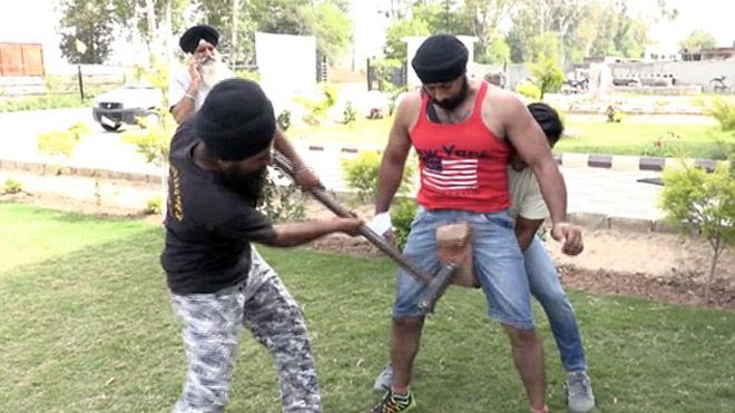 Sức mạnh phi thường của 'Iron Man' Ấn Độ: Đập búa vào 'chỗ kín' vẫn đứng sừng sững như 'vị thần'