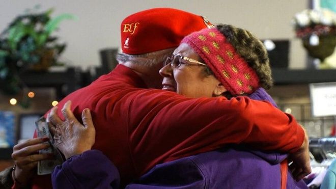 'Ông già Noel bí mật' đi khắp nơi tặng tờ 100 USD ở Mỹ