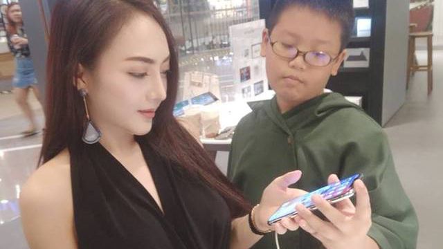 Chiều lòng người yêu lớn tuổi, cậu bé học sinh mua Iphone X làm quà Giáng sinh