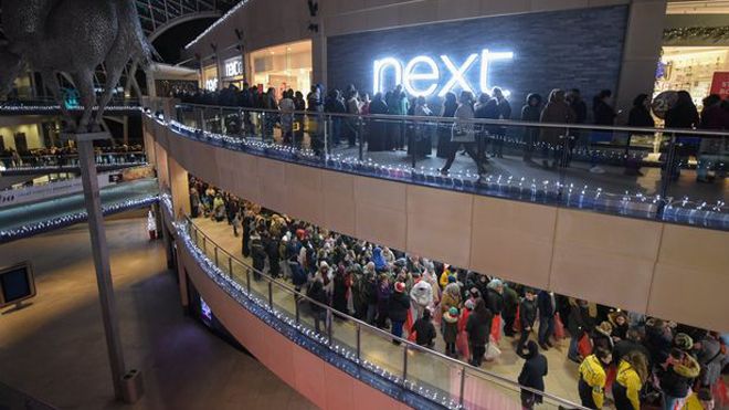 Sau Giáng sinh, hàng ngàn người xếp hàng dài trong đêm chờ mua sắm thả phanh ngày Boxing day