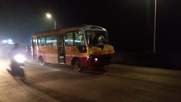 Xe buýt va chạm xe tải, hàng chục hành khách kêu cứu thảm thiết