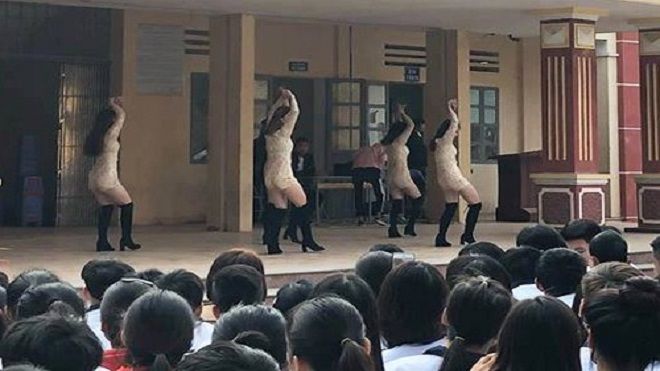 Xôn xao clip biểu diễn văn nghệ phản cảm ở trường cấp 3