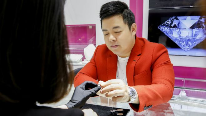 Quang Lê buồn khi bán nhẫn kim cương 2 tỷ đồng để làm live show 'Hát trên quê hương'