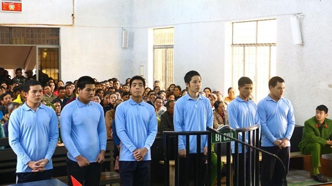 17 năm tù cho kẻ chở bạn gái 'nhí' đi chơi rồi cùng 5 bạn nhậu dở trò đồi bại