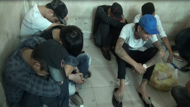 Hàng chục dân chơi vứt ma túy tháo chạy khi công an kiểm tra bất ngờ