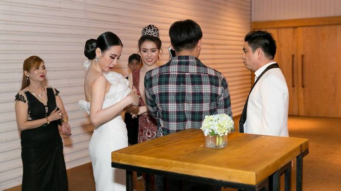 Angela Phương Trinh né tránh, bỏ về sớm khi chạm mặt tình cũ Chiêm Quốc Thái