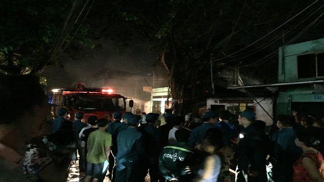 Cháy lớn hàng loạt nhà dân ở Sài Gòn, nhiều người bỏ chạy thoát thân
