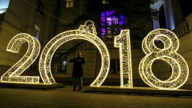 Chuẩn bị hàng tấn pháo hoa, dựng cầu pha lê khổng lồ: Không khí đón năm mới 2018 đã rộn ràng khắp nơi