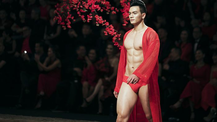 'Chàng thơ' của Đỗ Mạnh Cường diện nội y tự tin catwalk giữa dàn mẫu nữ