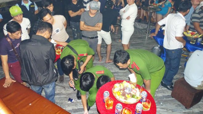 Đột kích quán bar, tạm giữ 200 dân chơi cùng nhiều loại hung khí