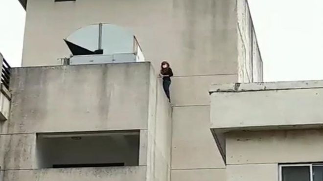 Bạn trai 'online' hẹn gặp mà không tới, cô nàng tìm cách nhảy lầu tự tử