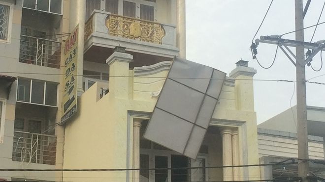 Dây điện phát nổ, nhóm công nhân bị điện giật nằm bất tỉnh trên sân thượng