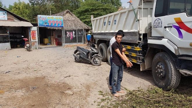 Công an lần theo dấu vết kẻ giết người ở quán cà phê rồi bỏ trốn