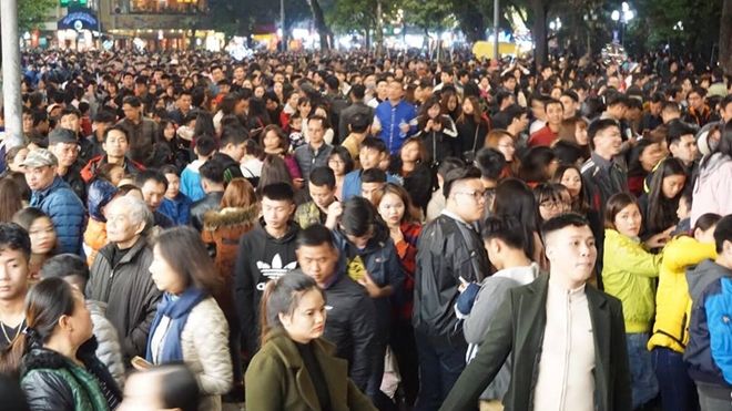 Người dân 2 miền háo hức đổ ra đường đón năm mới 2018