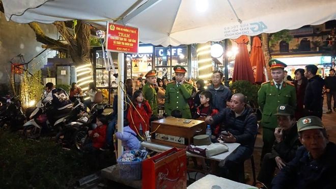 Hàng chục trẻ nhỏ lạc cha mẹ khi đổ ra đường đón năm mới