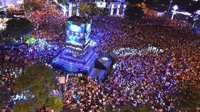 Những hình ảnh khiến bạn nên vui hay buồn khi không đổ ra đường đón Tết Dương lịch