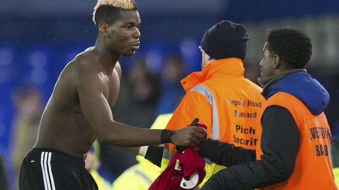 Hành động bất ngờ 'đốn tim' fan đối thủ của Paul Pogba