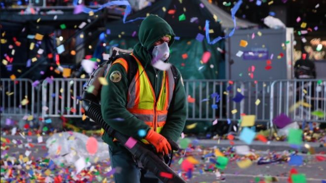 VIDEO: 'Choáng' với 50 tấn rác ngập Quảng trường Thời đại sau đêm giao thừa