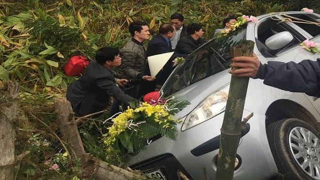 Xe hoa lao xuống vực, gia đình hoảng hồn giải cứu cô dâu chú rể