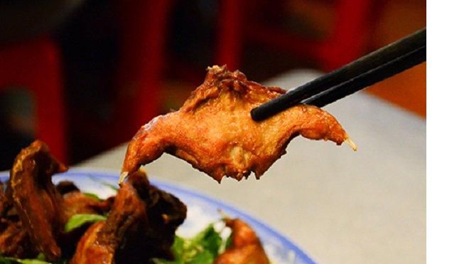 Chuột đồng chiên nước mắm 'nhìn thì ghê nhưng ăn là mê' ở Cần Thơ