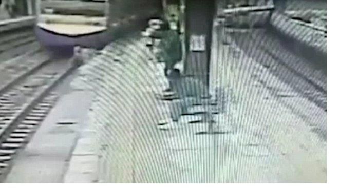 Thót tim cảnh ông lão bất ngờ bước lọt xuống gầm xe lửa đang chạy