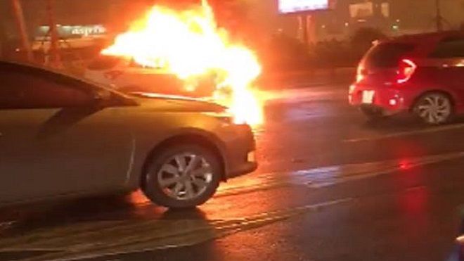 Ô tô bốc cháy dữ dội khi đang chạy trên đường