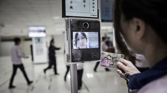 Mặc áo ngực có kim loại cũng không được vào nhà máy, bảo sao Apple giữ bí mật được iPhone