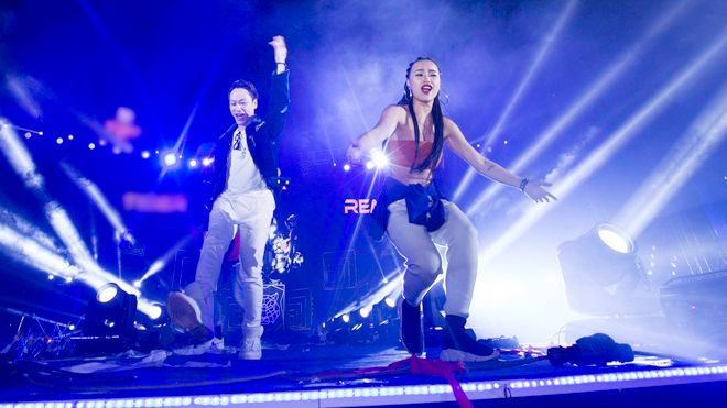 Bộ đôi DJ Tít và Minh Trí cùng nhau khoe giọng hát trước hơn 30.000 khán giả