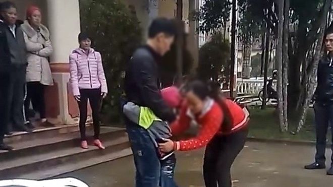 Vụ cháu bé khóc thét khi thấy mẹ: Đừng gò ép trẻ, mẹ nên gần gũi hơn để xây dựng tình cảm với con