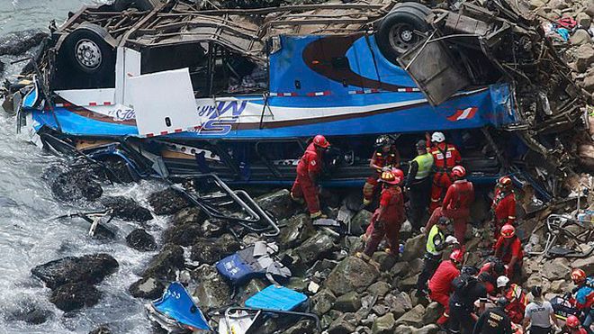 'Khúc cua tử thần': Xe buýt lao xuống vực, 36 người thiệt mạng ở Peru