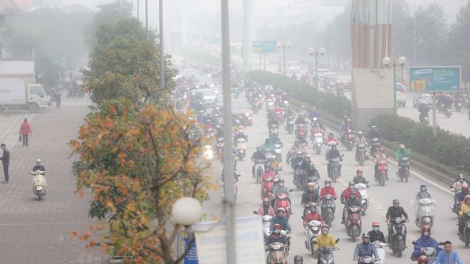 Những ngày đầu năm mới: Sương mù bao phủ Hà Nội, đi giữa ban ngày cũng phải bật đèn chiếu sáng