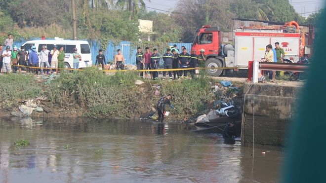 'Người nhái' lặn dưới nước nhiều giờ, tìm người nghi bị nạn rơi xuống sông