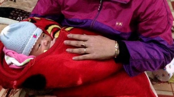 Bé trai một tháng tuổi bị bỏ rơi trong đêm đông rét mướt