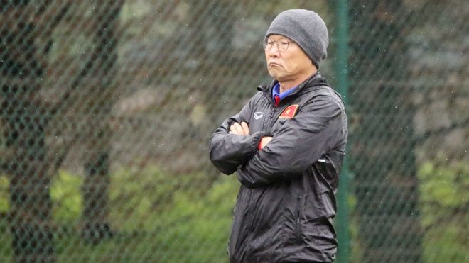 HLV Nhật Bản 'nhắn' Park Hang Seo: Cần bắt các tiền vệ phục vụ Công Phượng