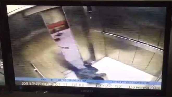 Mải nghịch điện thoại khi dùng thang máy, người phụ nữ nhận cái kết kinh hoàng