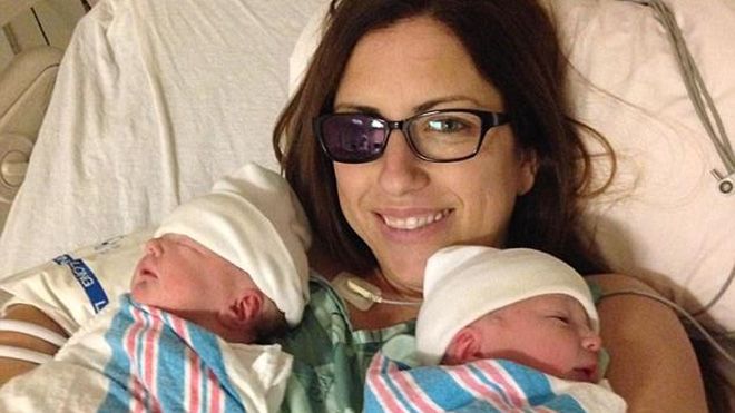 Tình mẫu tử thiêng liêng: Bà mẹ bỏ một mắt để bảo vệ song thai