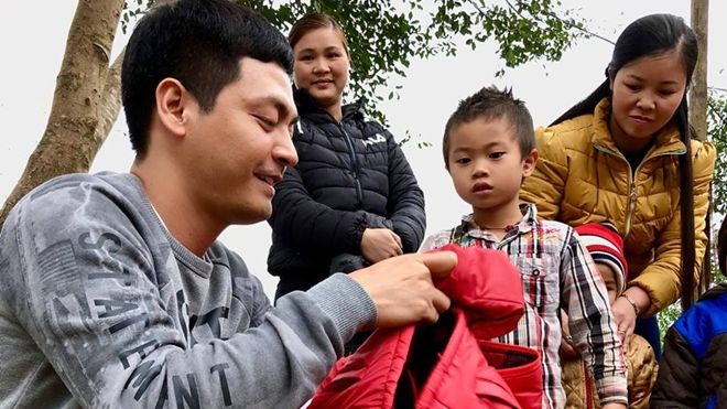 MC Phan Anh trao áo ấm cho trẻ em vùng cao dịp đầu năm