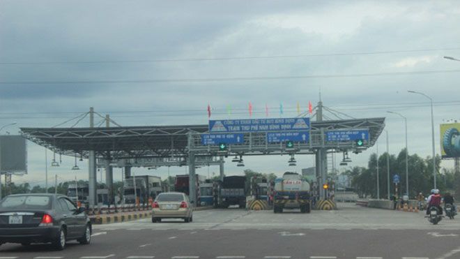 Đường xấu, tài xế dừng xe giữa trạm BOT đòi… chất vấn lãnh đạo