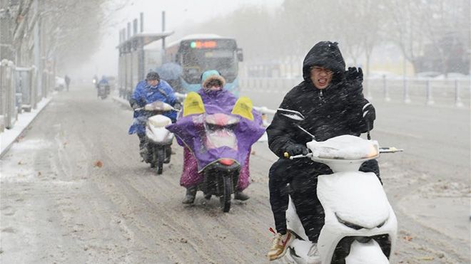 Tuyết phủ trắng đường ở Trung Quốc: Hàng không ngưng trệ, chị em quấn chăn ra đường