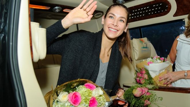 Hoa hậu đẹp nhất mọi thời đại Dayana Mendoza rạng rỡ 'xin chào' trong ngày trở lại Nha Trang sau 10 năm